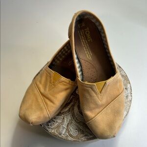 TOMS YELLOW SLIP ON FLATS SIZE 7.5